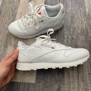 Women’s Classic Reebok sneakers size 7